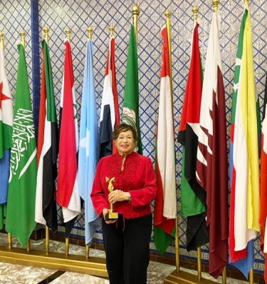 Prof. Dr. Nawal El-Degwi receives the Arab Woman Award for Social Responsibility